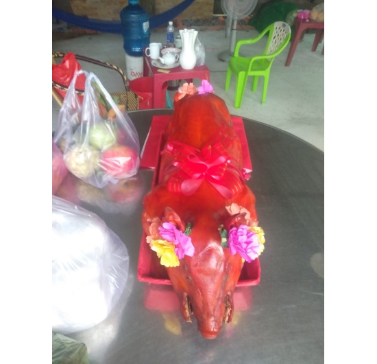 Heo quay cúng nguyên con