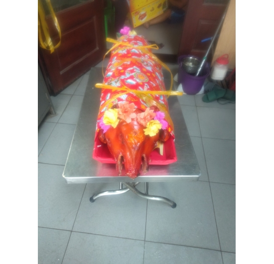 Heo quay cúng nguyên con